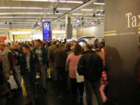 Warteschlange am Mercedes-Stand